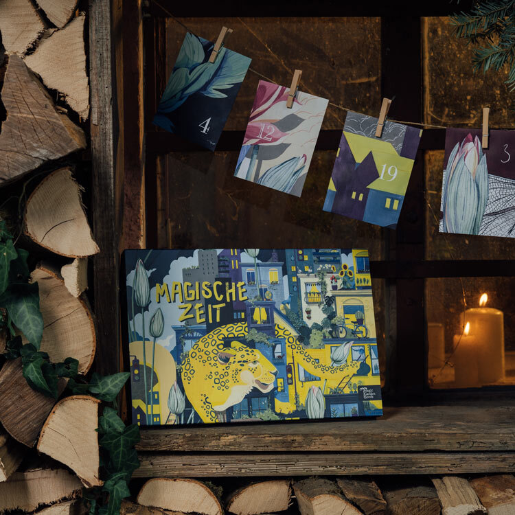 Bio-Saatgut-Adventskalender „Magische Zeit“ Urbanes Gartenglück vor Kaminholz, dahinter Türchenkarten