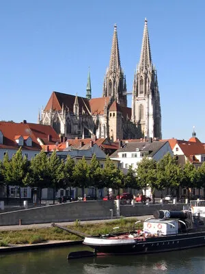Regensburger Dom über der Altstadt, davor die Donau mit einem Schiff