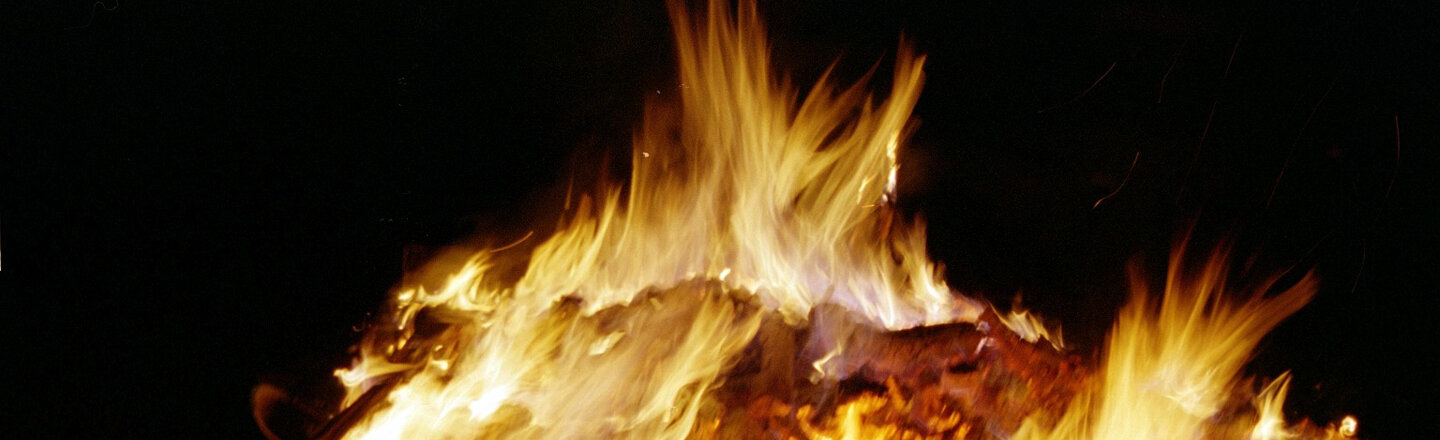 Loderndes Feuer in der Nacht zur Wintersonnenwende