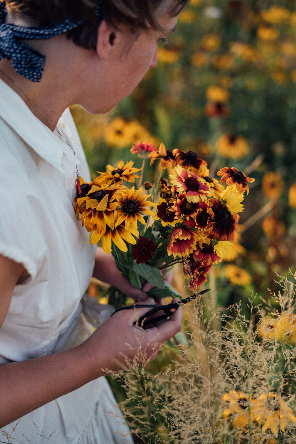 Eine Frau schneidet Blumen für einen Blumenstrauß