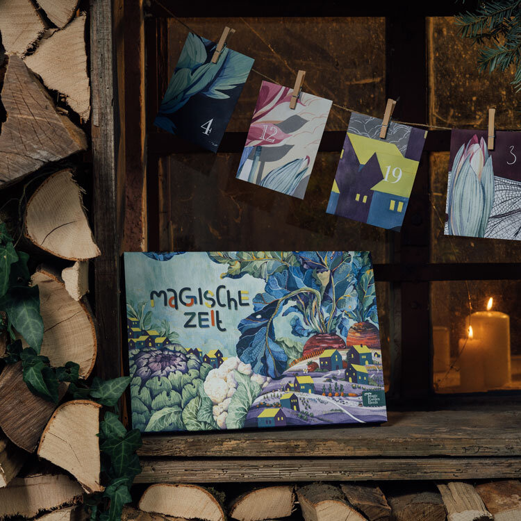 Bio-Saatgut-Adventskalender „Magische Zeit“ Bunter Selbstversorgergarten vor Kaminholz, dahinter Türchenkarten