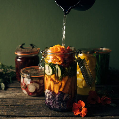 Gemüse zum Fermentieren in Glaeser eingeschlichtet