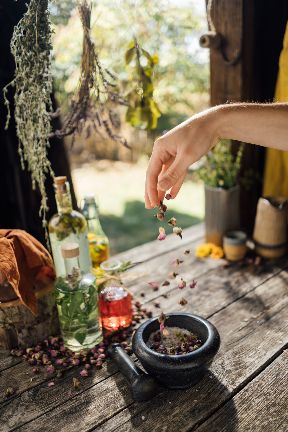 Kraeutersalz im Moerser herstellen